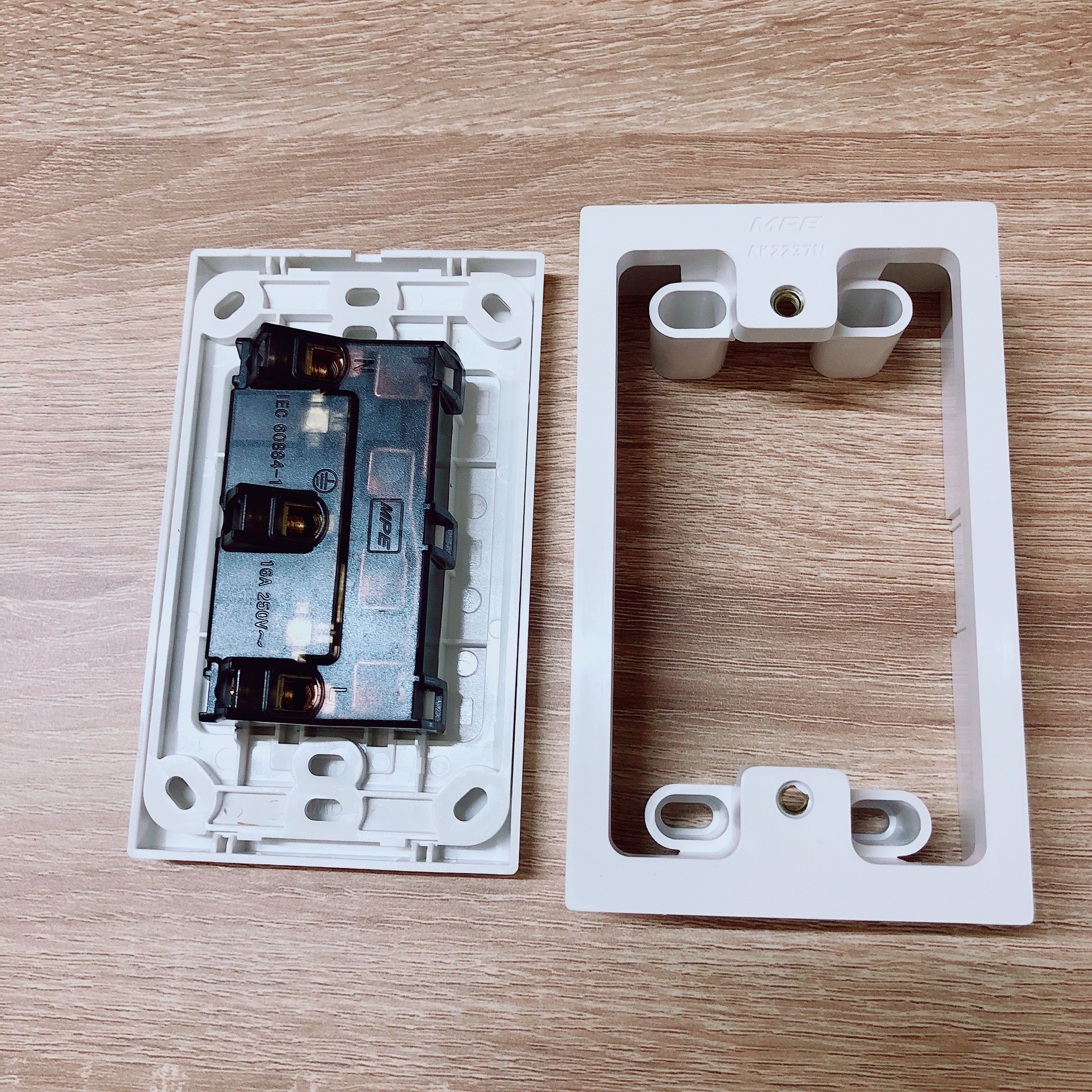 [HCM]Combo ổ đôi 3 chấu + đế nổi MPE