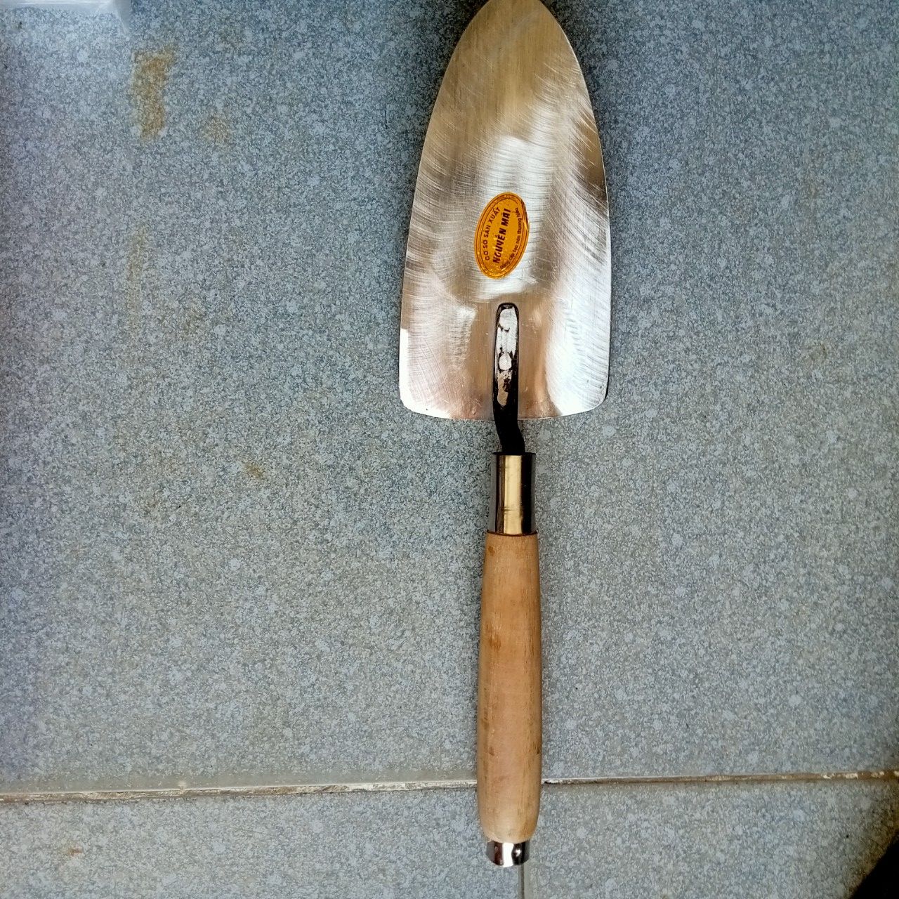 Bay thép trắng Nguyễn Mãi, bay thợ hồ