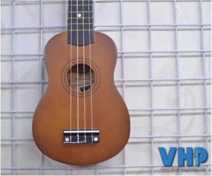 Đàn Ukulele Soprano Gỗ tặng 4 phụ kiện (Bao Sách Dây dự phòng Phím gảy).