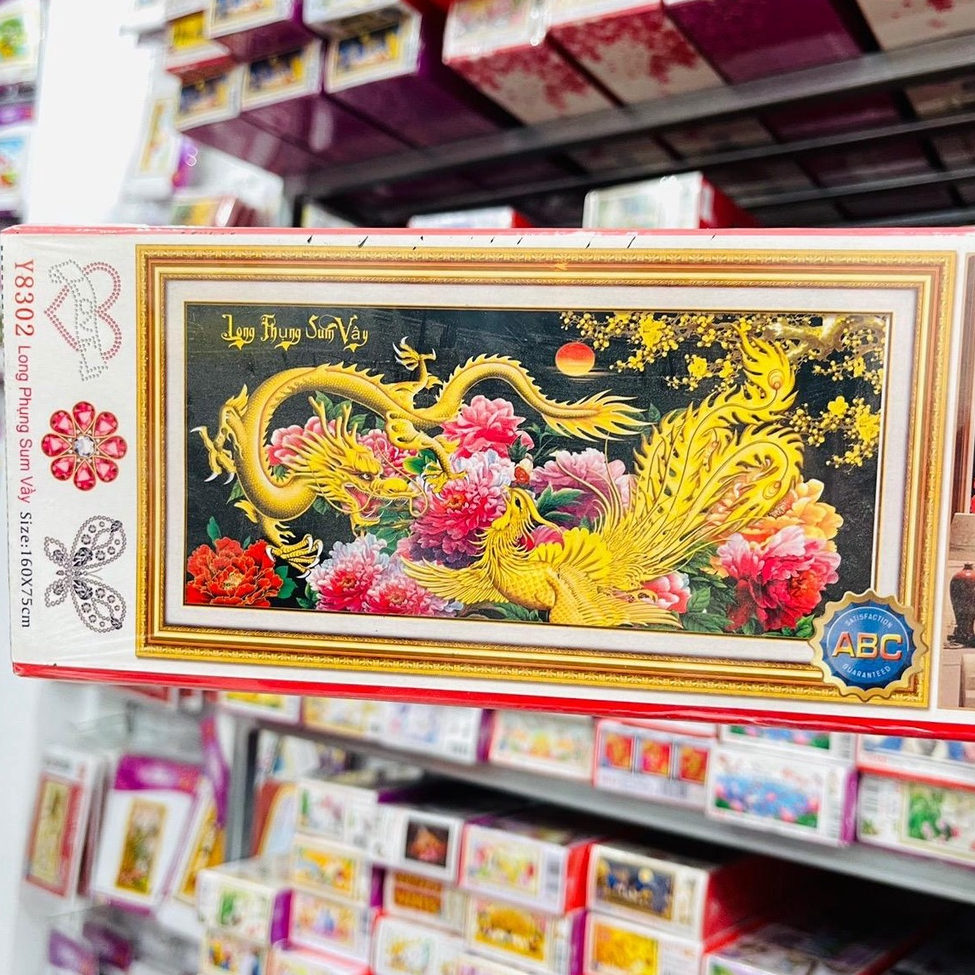 Tranh Đính Đá Long Phụng Sum Vầy Y8122 100x55cm. Bộ kit tranh đá bao gồm : vải nhung có sẵn lớp keo hạt đá bút chấm đá khay đựng đá keo chấm và bao nilông