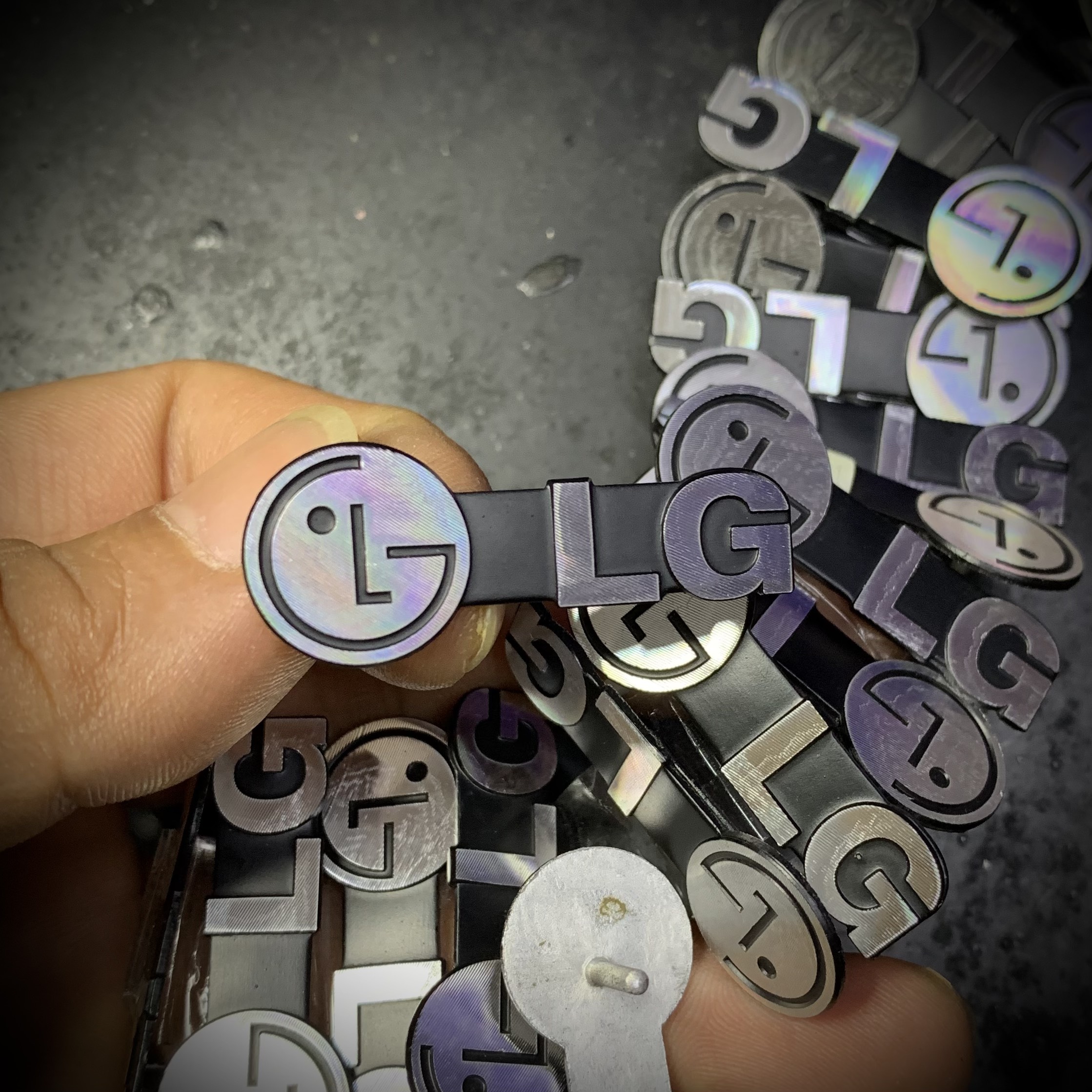 Tem/logo LG nhôm, giá 1 chiếc.