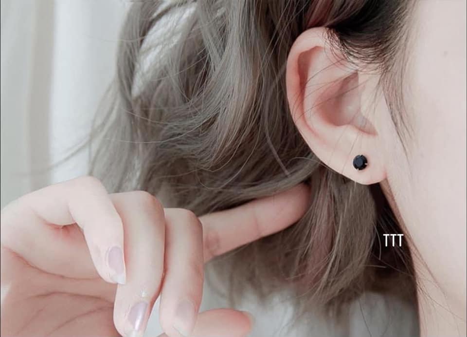 1 chiếc nụ tai bạc đá đen