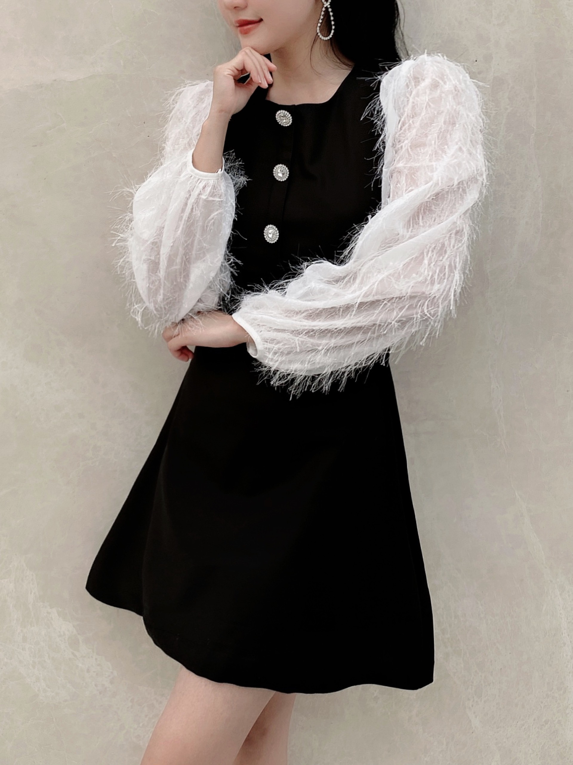 Váy đen chiết eo tay lông by La Moneta