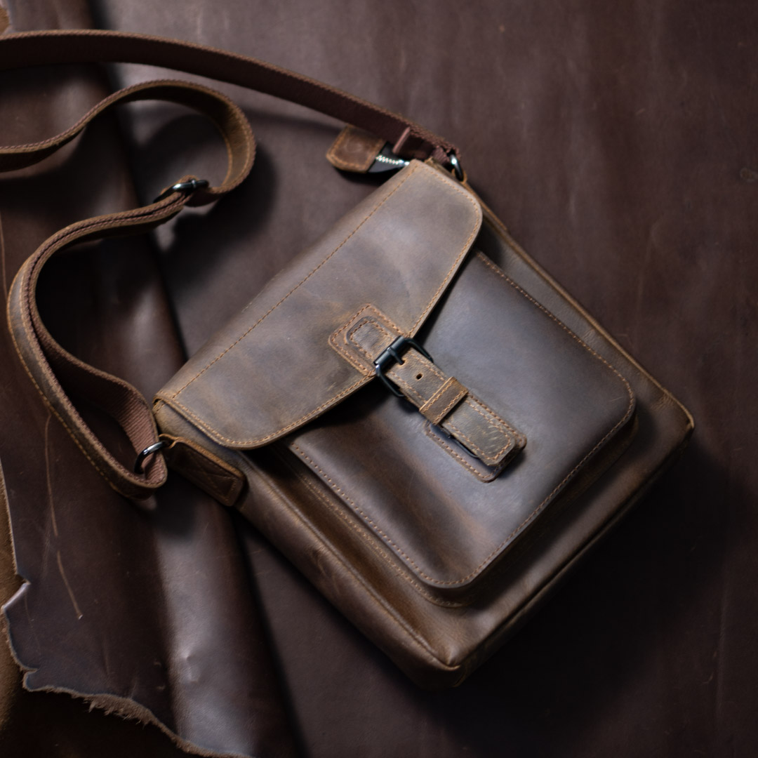 Túi đeo chéo da bò nam cao cấp | Messenger bag basic 10.5in | Manuk leather (Túi da Ipad)