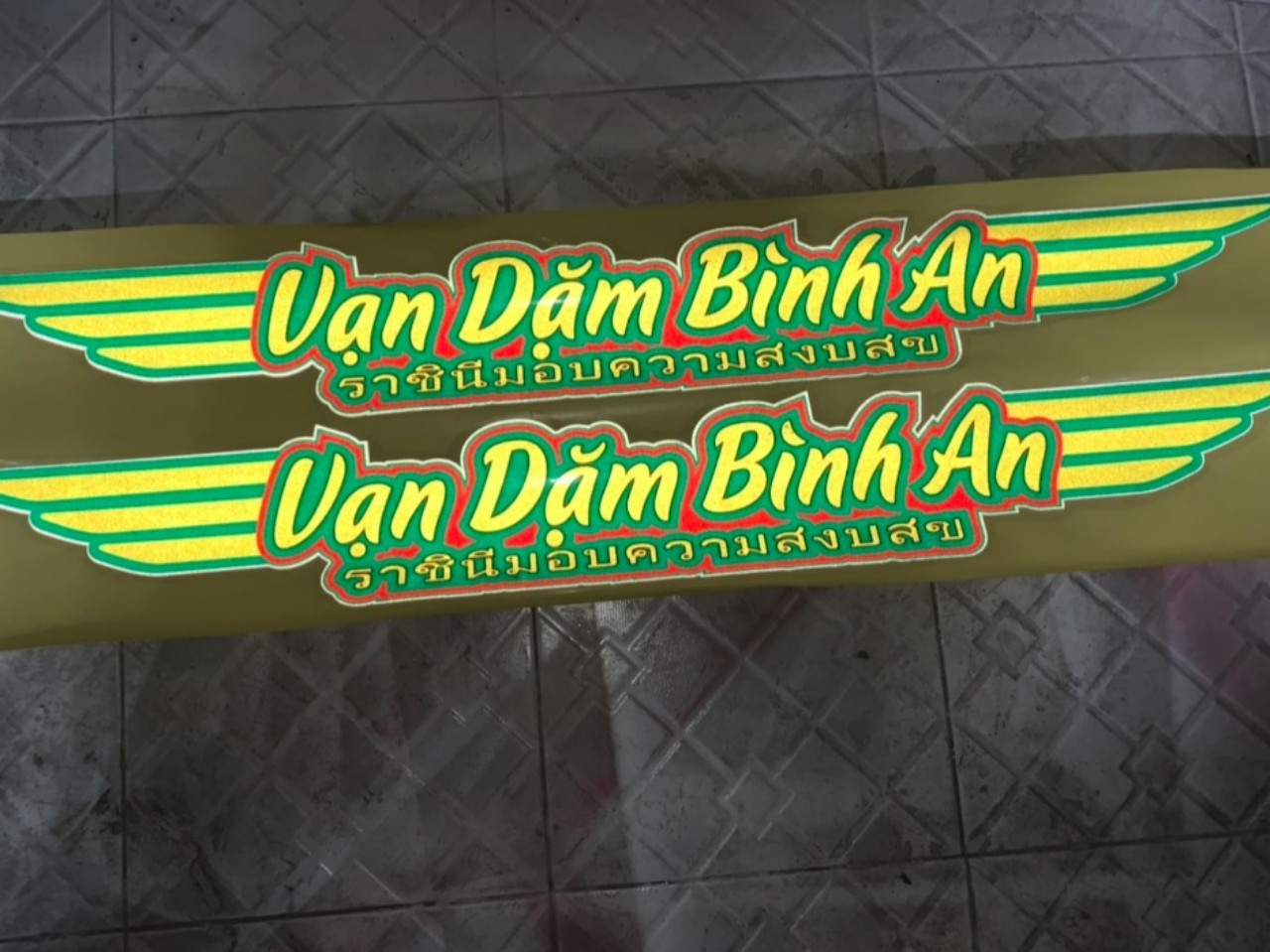 Tem dán phản quang chữ vạn dặm bình an