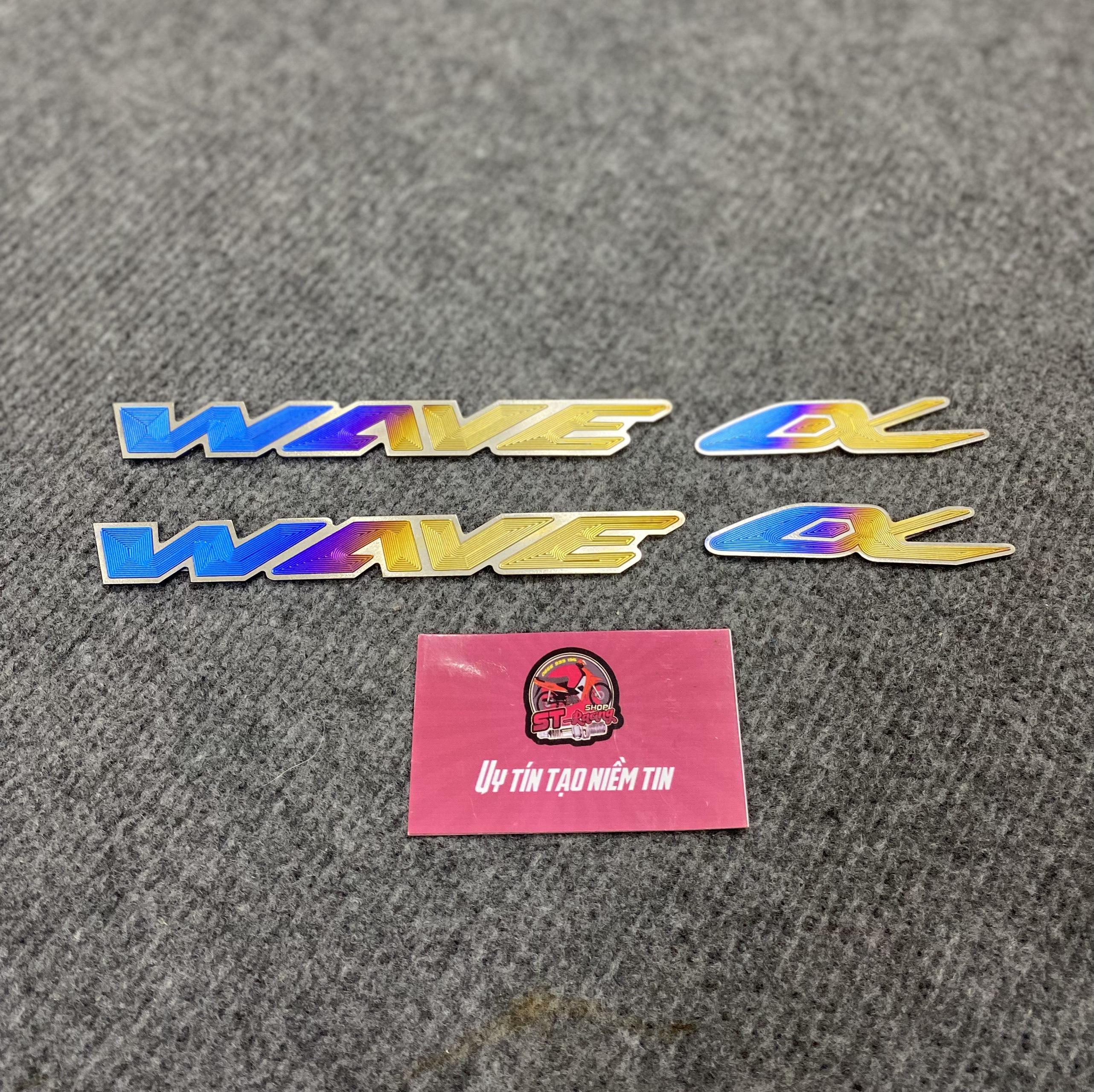 TEM TITAN CHỮ WAVE ALPHA