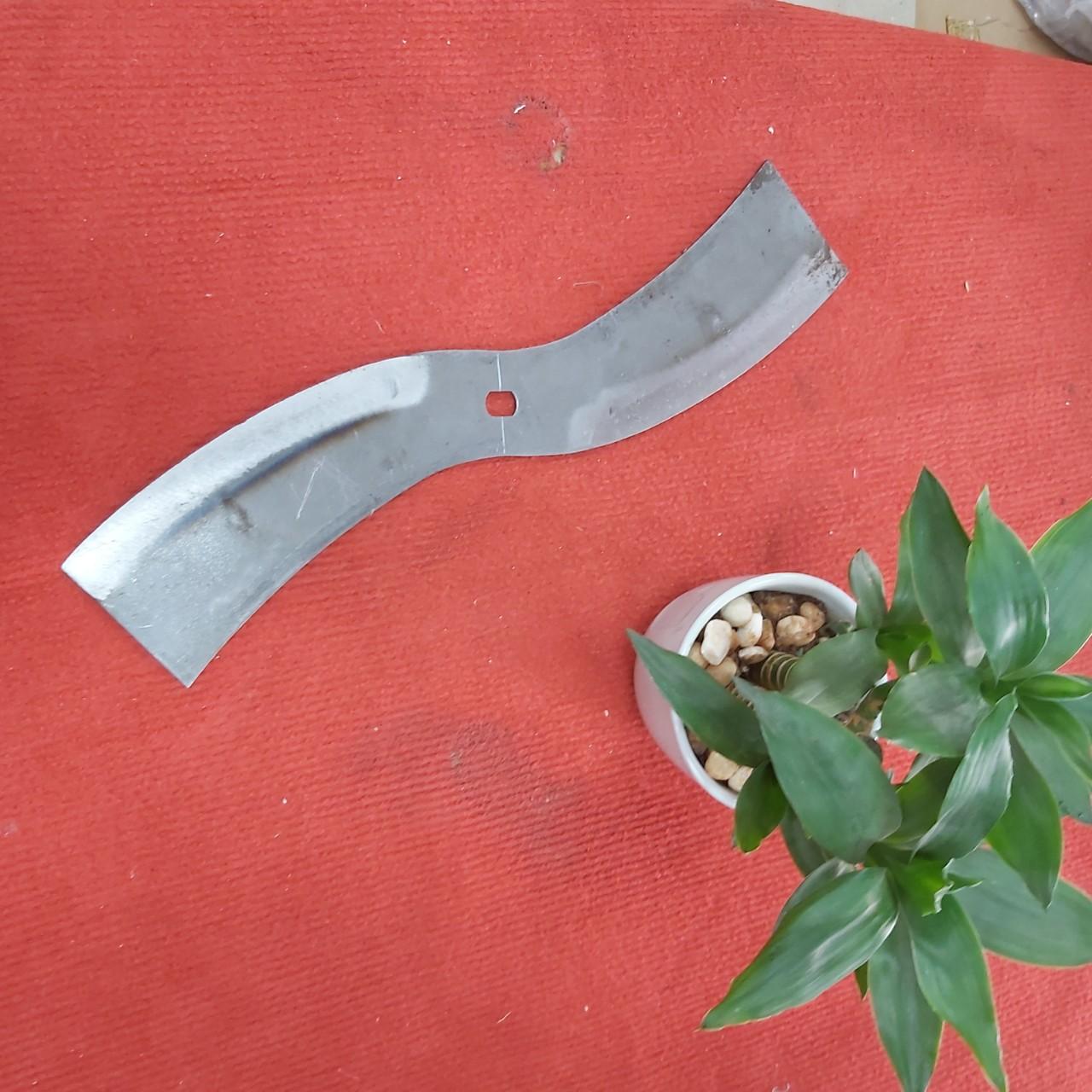 Lưỡi dao dùng cho máy băm chuối sắc bén.