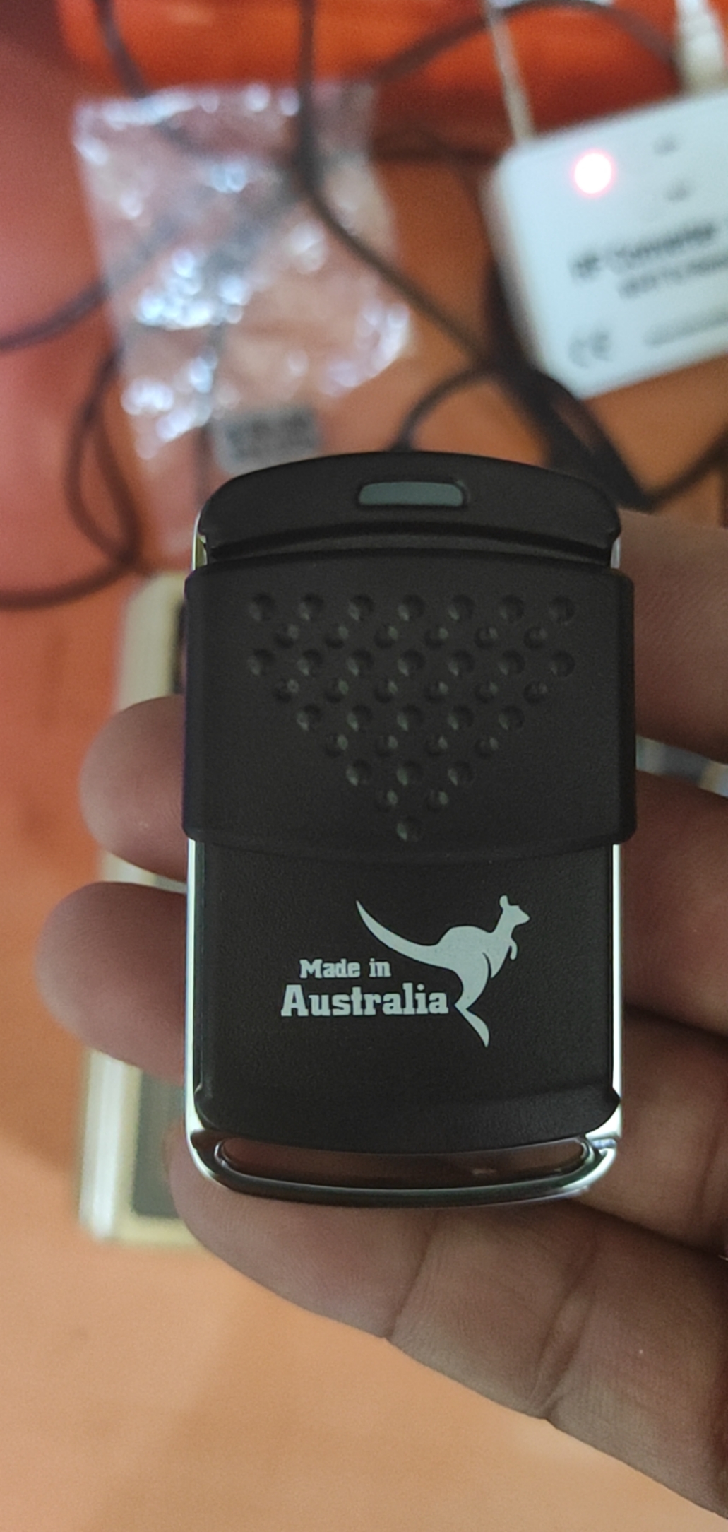 # Tay điều khiển cửa cuốn Austdoor 315 mhz mã nhảy