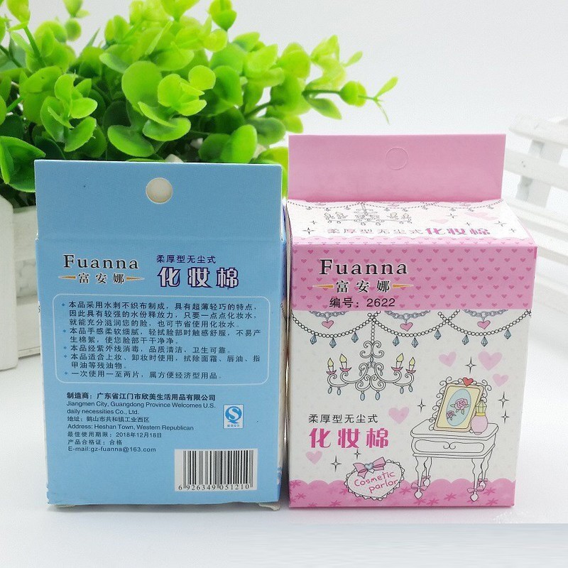 Hộp Bông Tẩy Trang 65 Miếng Nhỏ Gọn Dễ Mang Đi Du Lịch Bông tẩy trang rất mỏng,sạch,lớp màng giữ cho sợi bông không vào mắt, diện tích tiếp xúc lớn, bề mặt có độ lồi lõm của miếng bông giúp tẩy trang vừa sạch vừa nhanh chóng