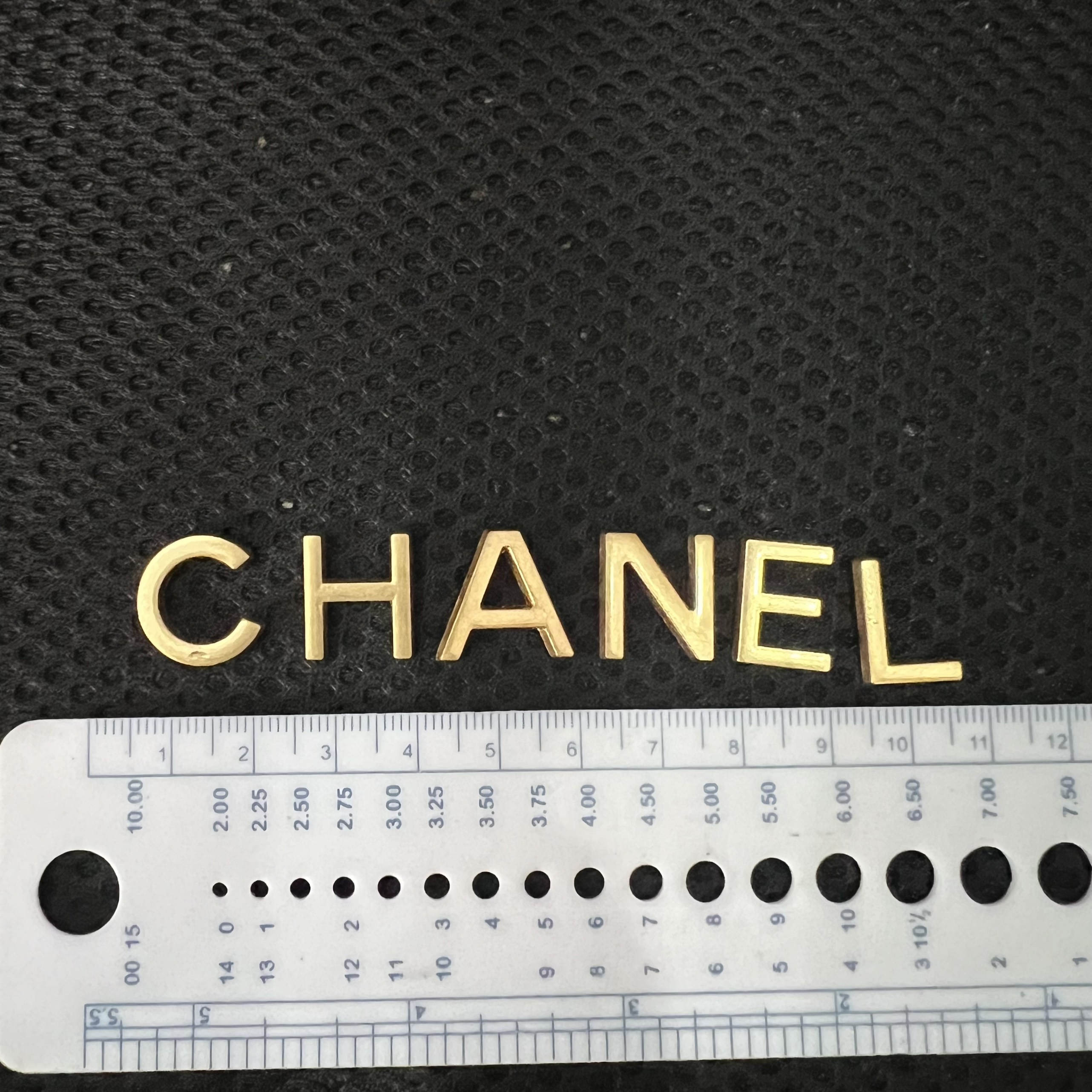 Set mạc chữ C H A N L E