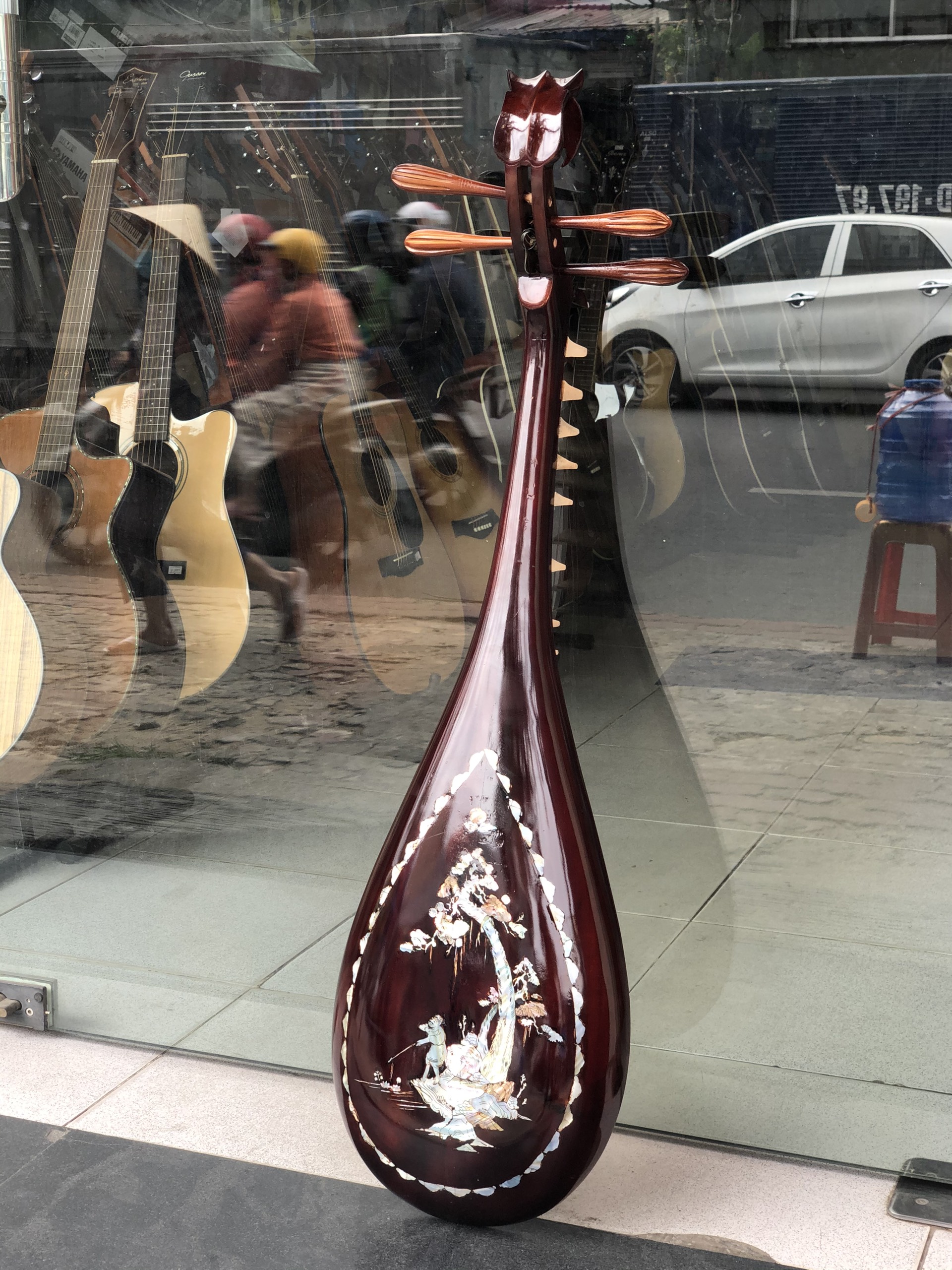 Đàn tỳ bà Việt Nam khảm trai (Cây)