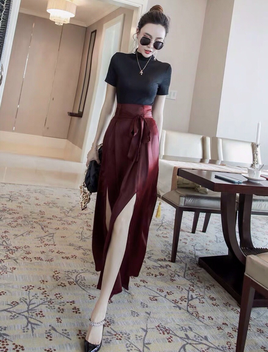 Set áo thun đen quần xẻ tà