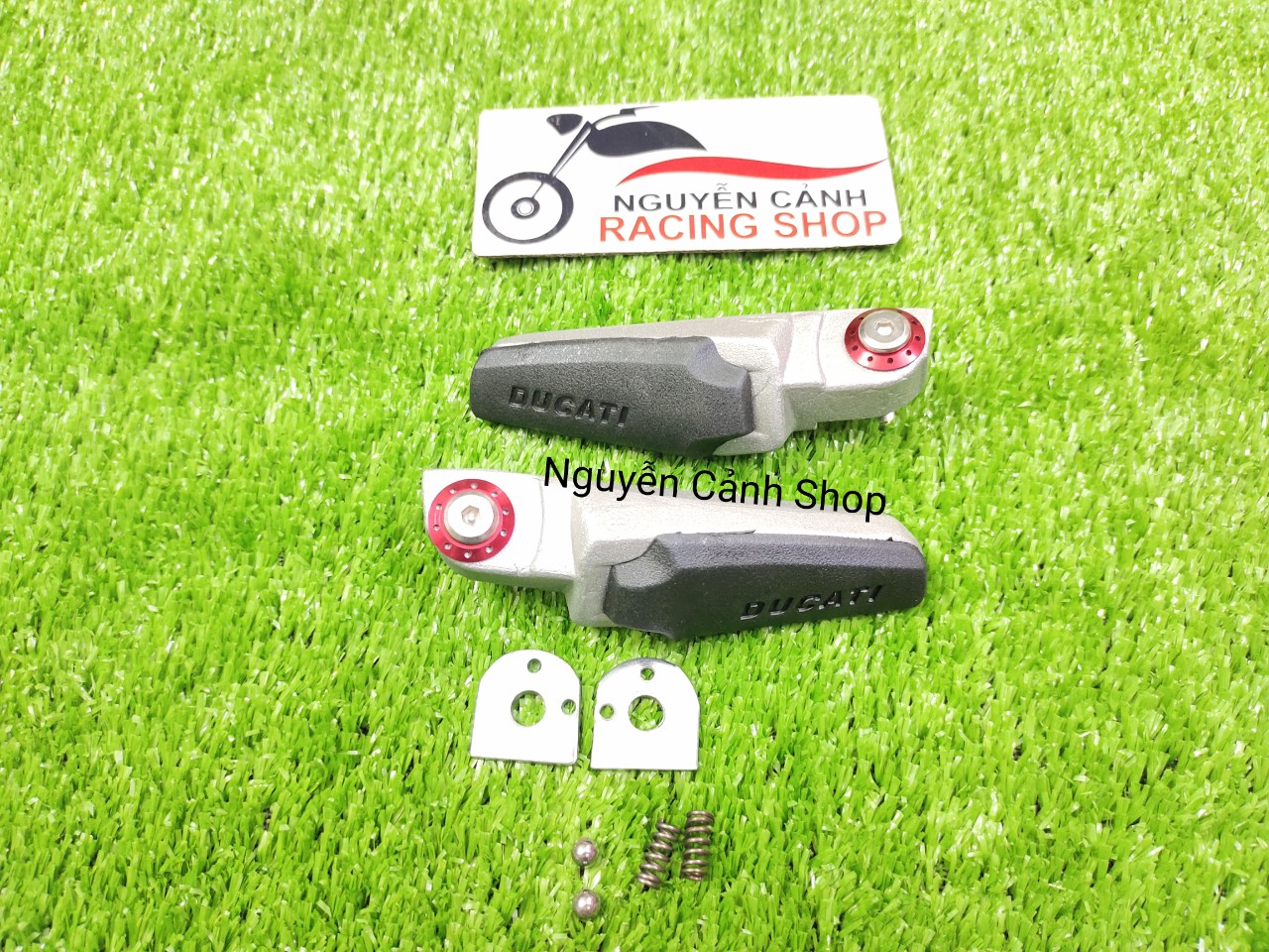 Cặp gác chân sau ducati có ốc