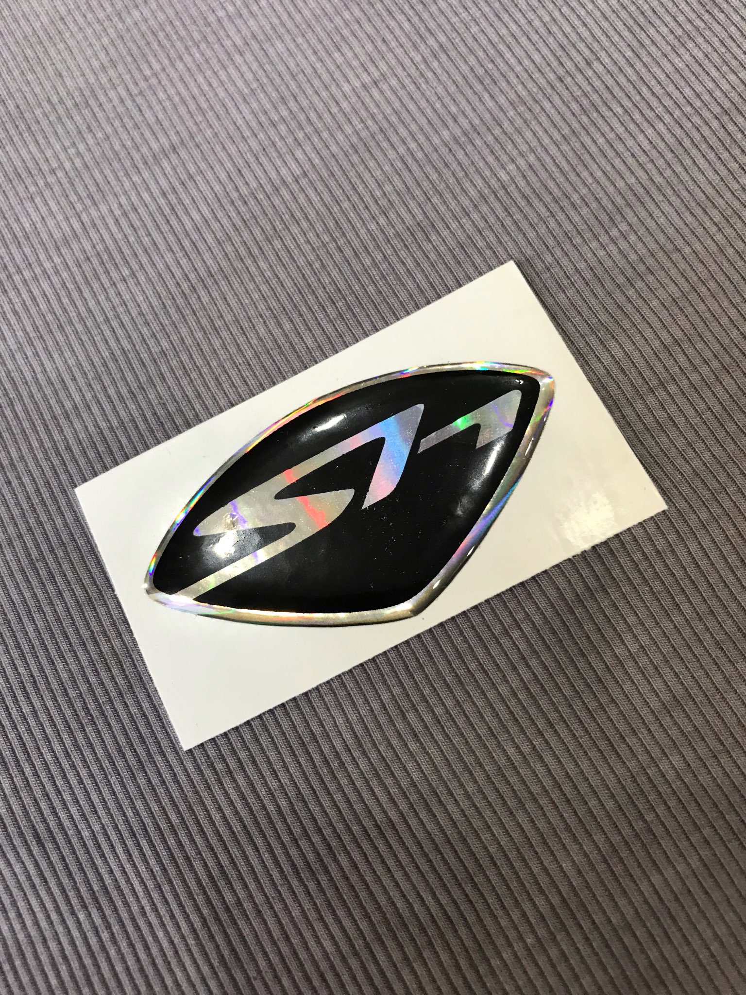 Tem logo SH sắc nét màu đen