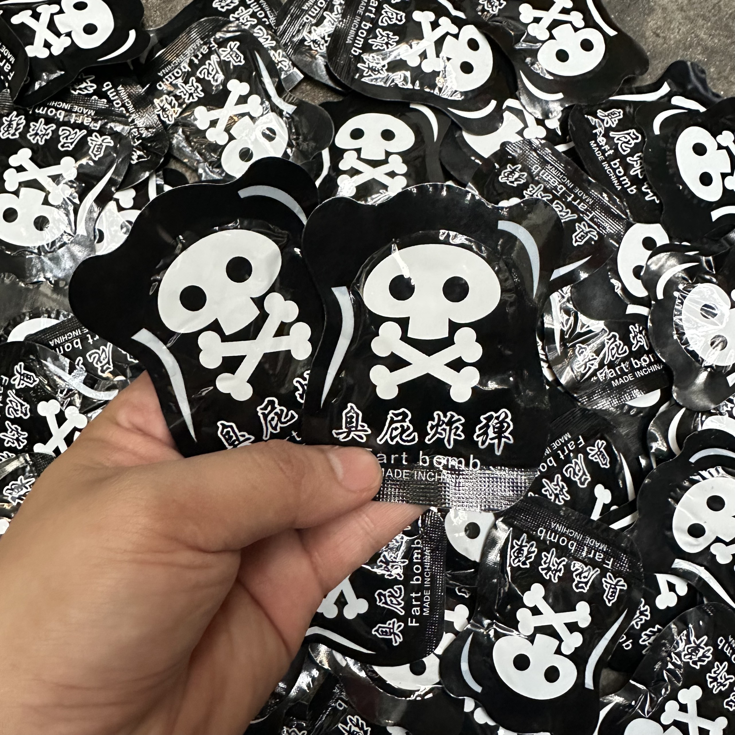 Combo 10 gói bom thối black cat - boom thúi đen - đồ chơi troll - bom thối an toàn