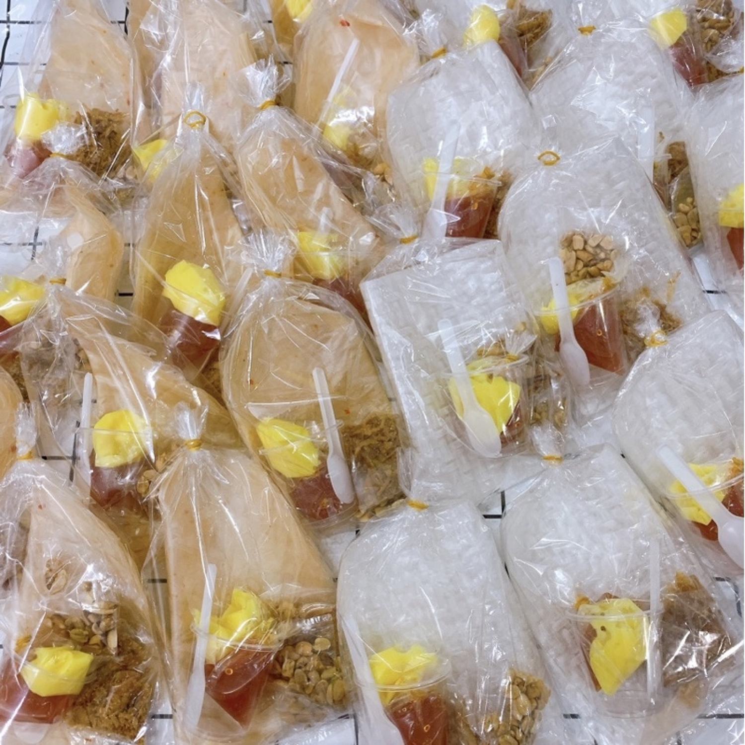 Bánh Tráng Chấm Bơ Me (dẻo ớt)