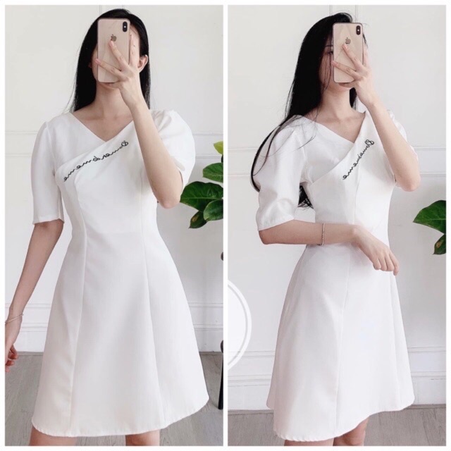 Đầm xoè cổ V thêu chữ