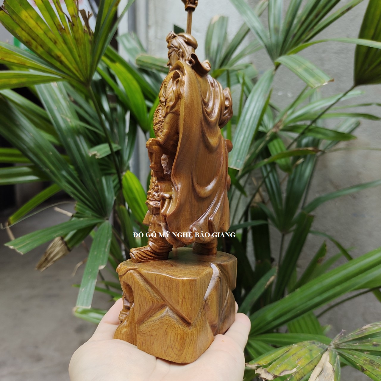 Tượng quan công gỗ bách xanh đế rồng