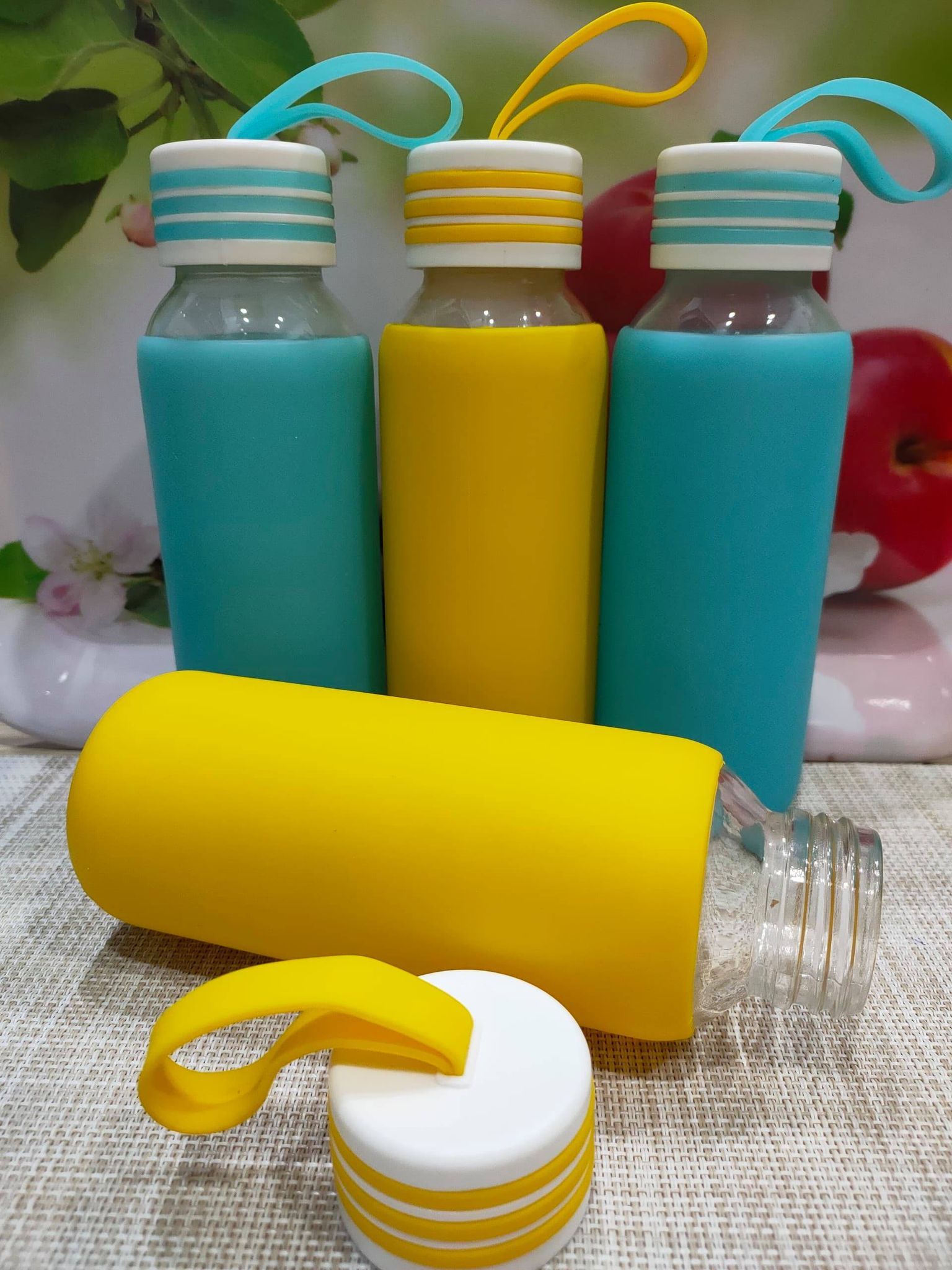 BÌNH NƯỚC THỦY TINH 300ML BỌC SILICON, NẮP CÓ DÂY XÁCH