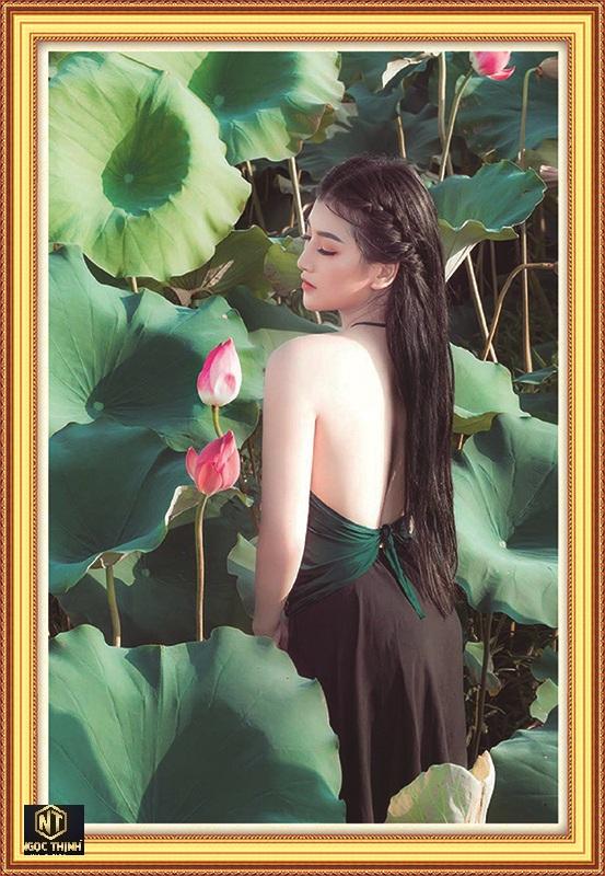 Tranh Gắn Đá Thiếu Nữ Bên Hoa Sen VS163 kích thước 76cm x53cm
