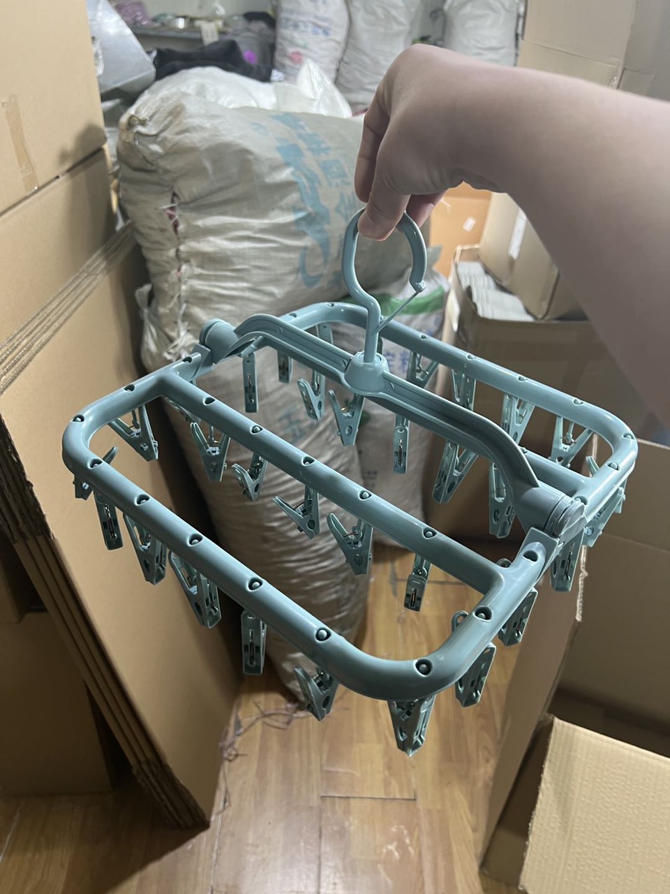 Móc phơi đồ cho bé có thể xếp gọn gồm 32 kẹp