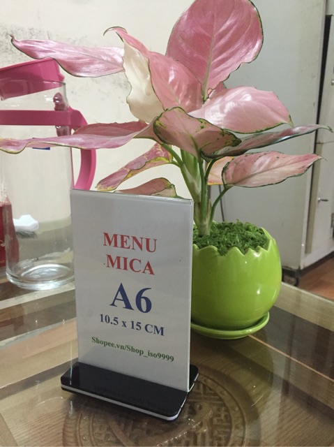 Menu mica A6,Kệ menu mica đứng đế lùa