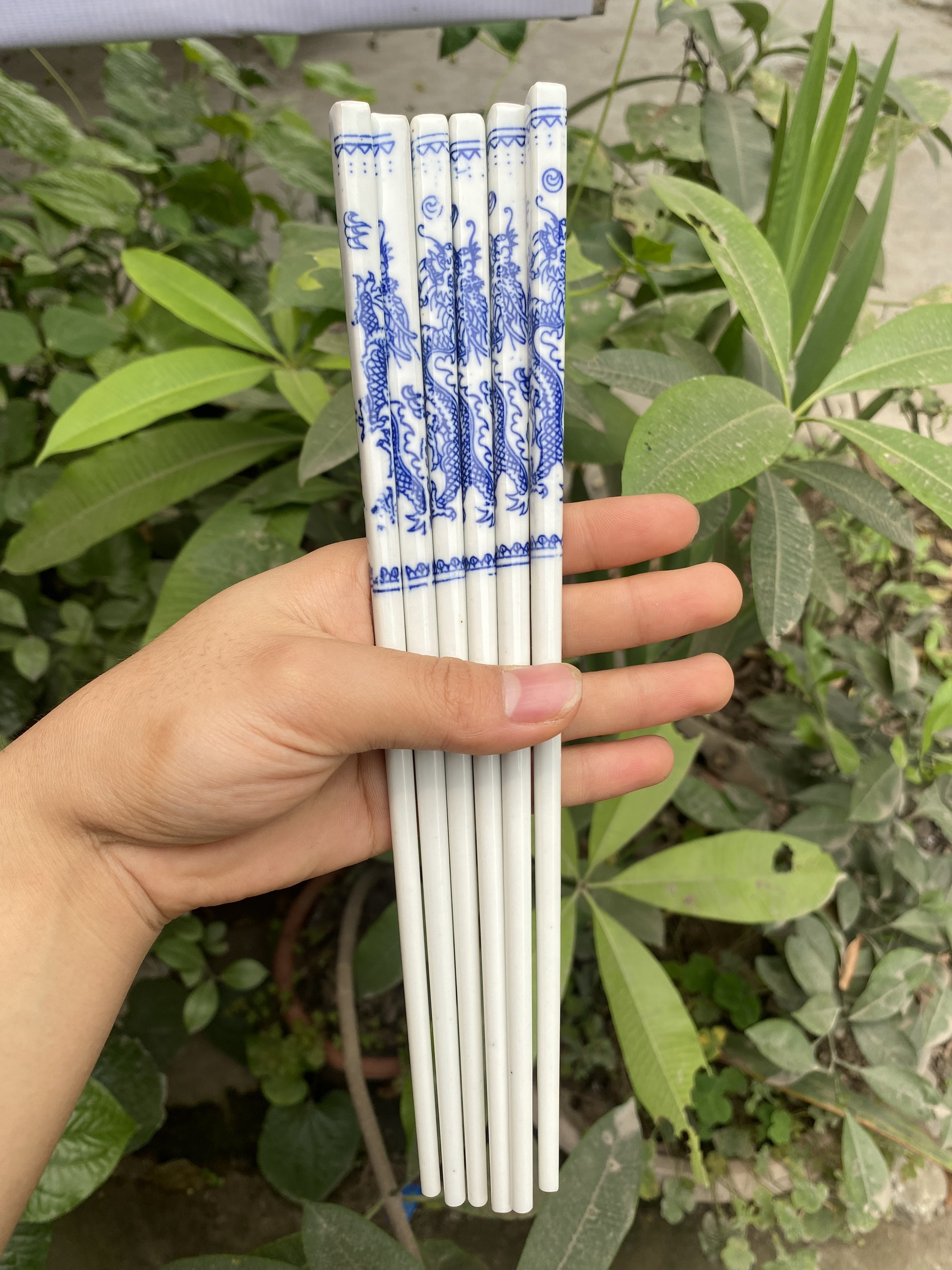 Đũa sứ đề ban thờ