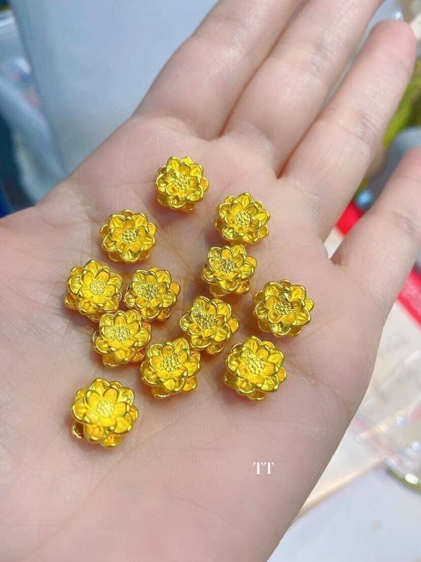Charm hoa sen vàng 24k size 10li, cam kết chuẩn vàng 24k, đủ bill phiếu bảo hành, ảnh thật
