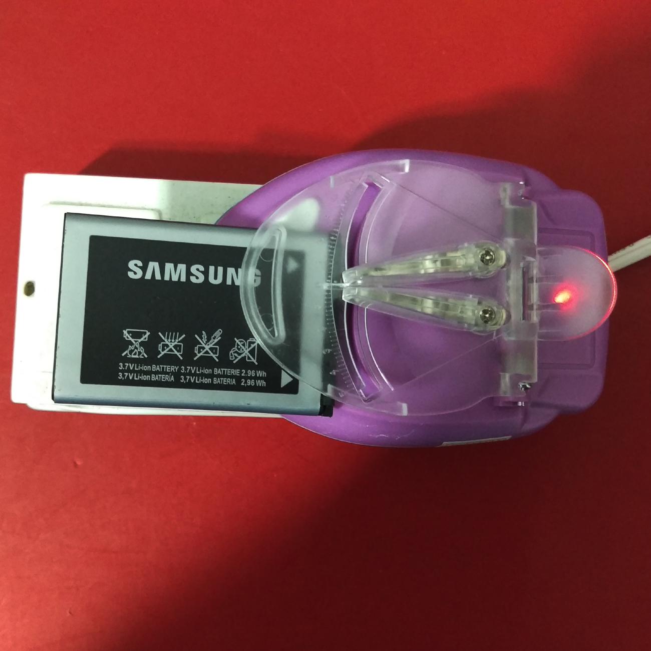 [HCM]Thiết bị Sạc Kẹp Pin Đa NăngSạc được Cho tất cả các dòng Pin SMARTPHONE / sạc đa năng cho pin rời điện thoại - Siêu Bền / Thiết bị Sạc Kẹp Pin Đa NăngSạc được tất cả các dòng pin dien thoạ