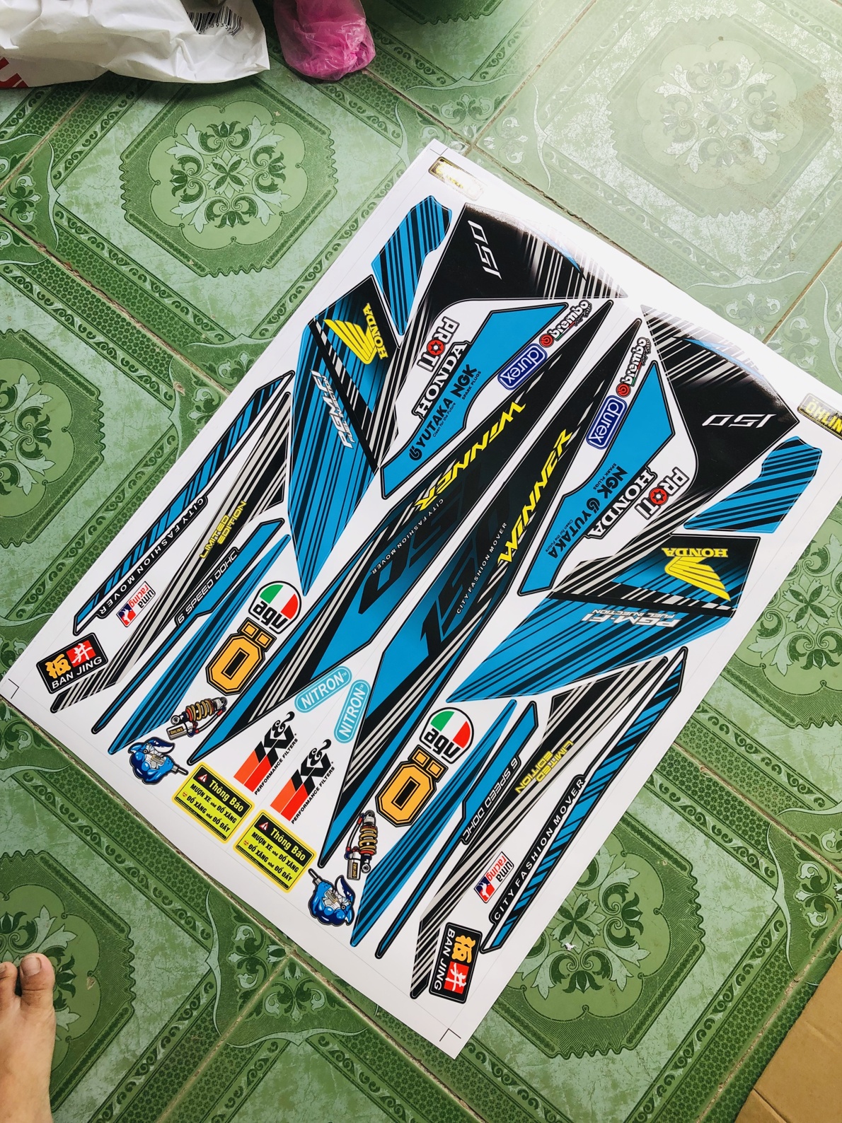 Tem rời winner dán xe đen