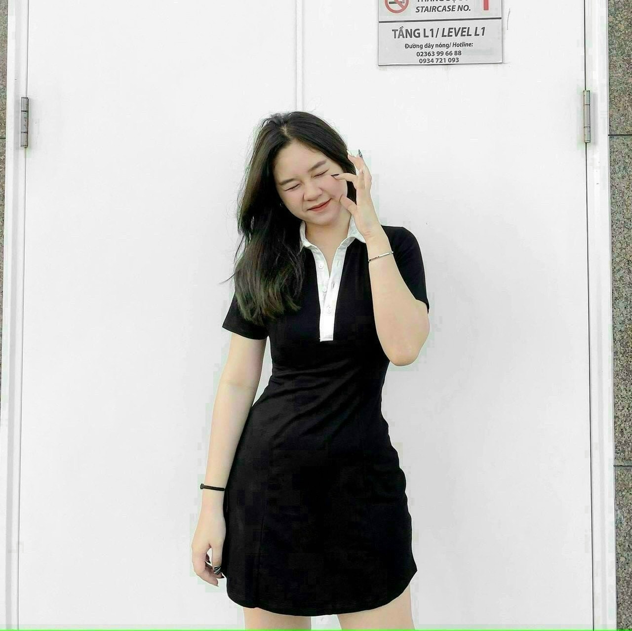Đầm Polo đen cổ viền trắng