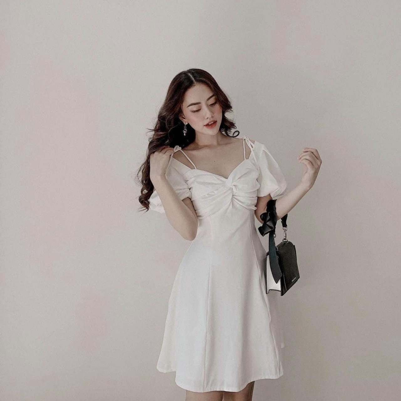 Đầm xoắn ngực nơ vai 2 màu