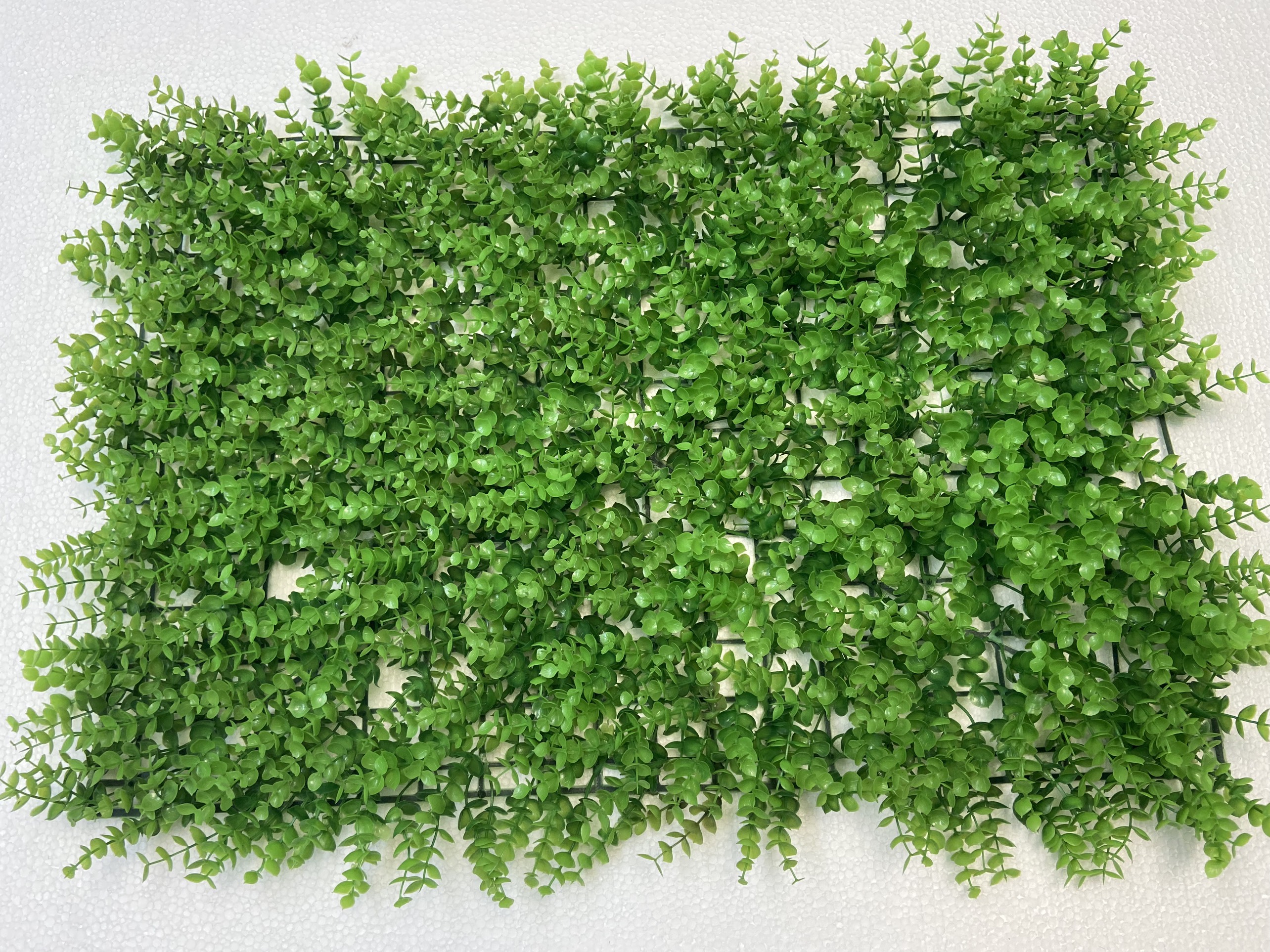 Tấm vỉ cỏ nhựa tai chuột 247 có gắn hoa trang trí tường, tấm cỏ nhựa treo tường