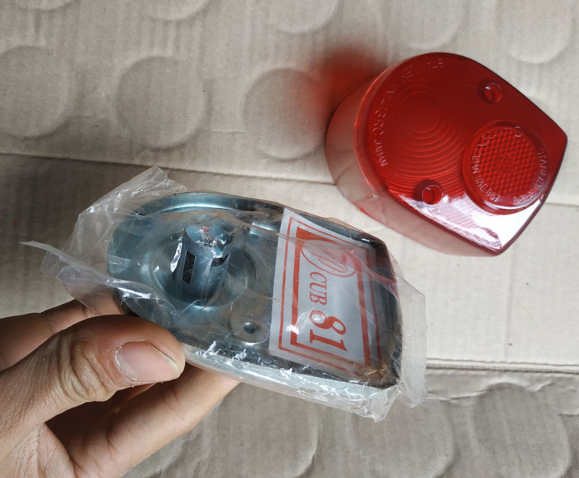 bộ nắp hậu đế đèn lái stop xe cup 81