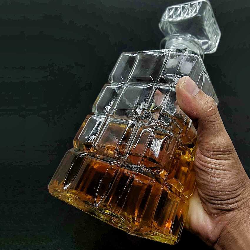 Chai Thủy Tinh Đựng Rượu 1 lít mẫu vuông hoa văn caro - Chai Đựng Rượu Thủy Tinh 1000ML - Bình Thủy Tinh đựng Rượu - Bình Đựng Rượu siêu trong (A4)