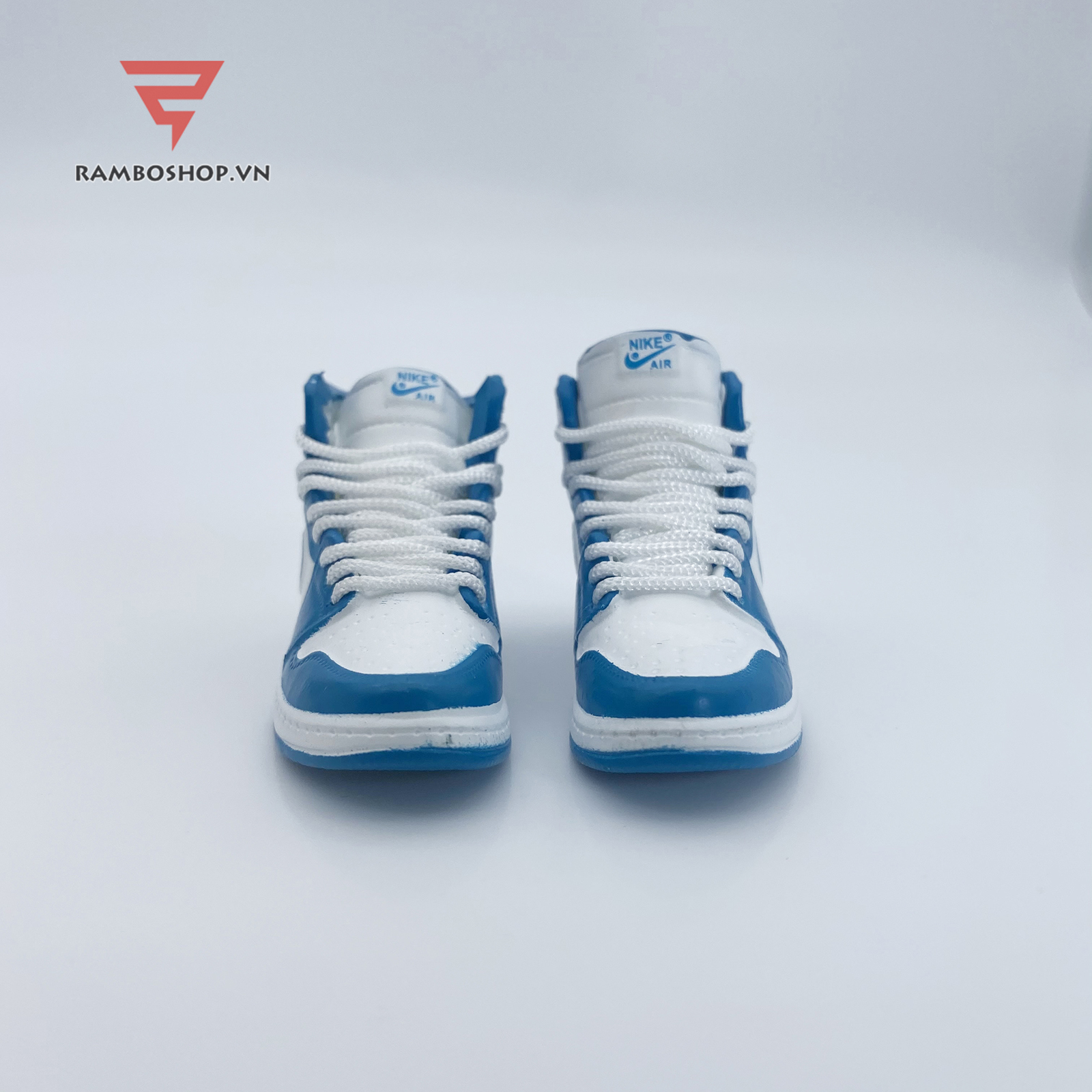 Móc khóa giày Jordan 1 Retro UNC tỉ lệ 1:6 J21