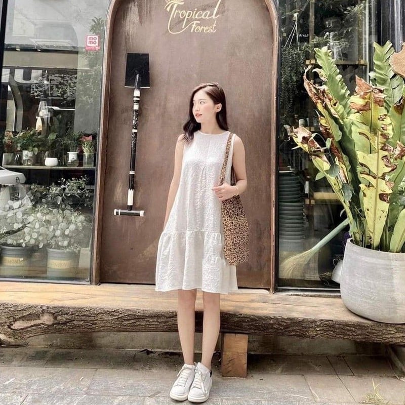 Đầm suông đuôi cá sát nách trẻ trung