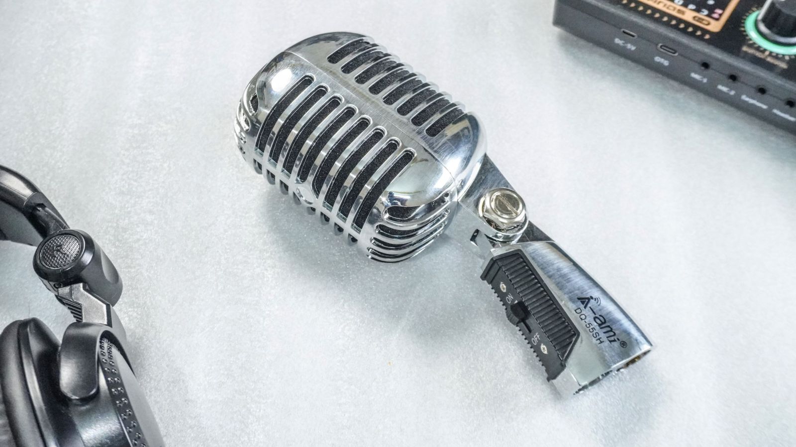 [DEAL SALE KHỦNG] Micro Karaoke Sân Khấu Phong Cách Vintage (Cổ Điển) - Micro Ami DQ-55SH, Thiết Kế Sang Trọng, Mic Có Dây Chuyên Dùng Cho Phòng Trà, Karaoke, Livestream, Thu Âm Chuyên Nghiệp - Quay Video, MV Ca Nhạc Cực Đẹp