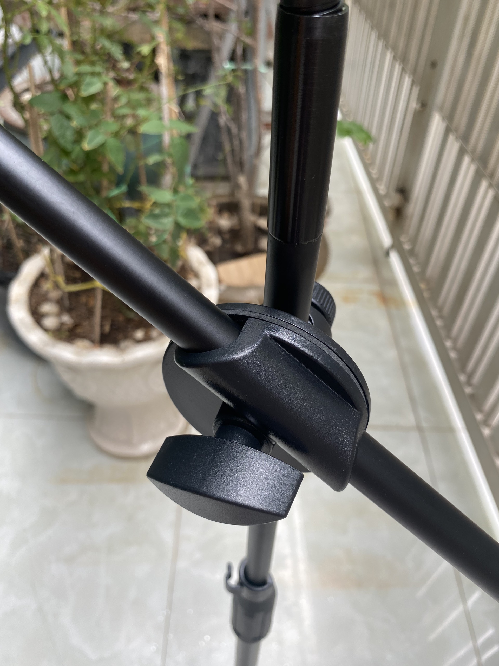 Chân đế micro đứng kèm kẹp điện thoại, Ipad