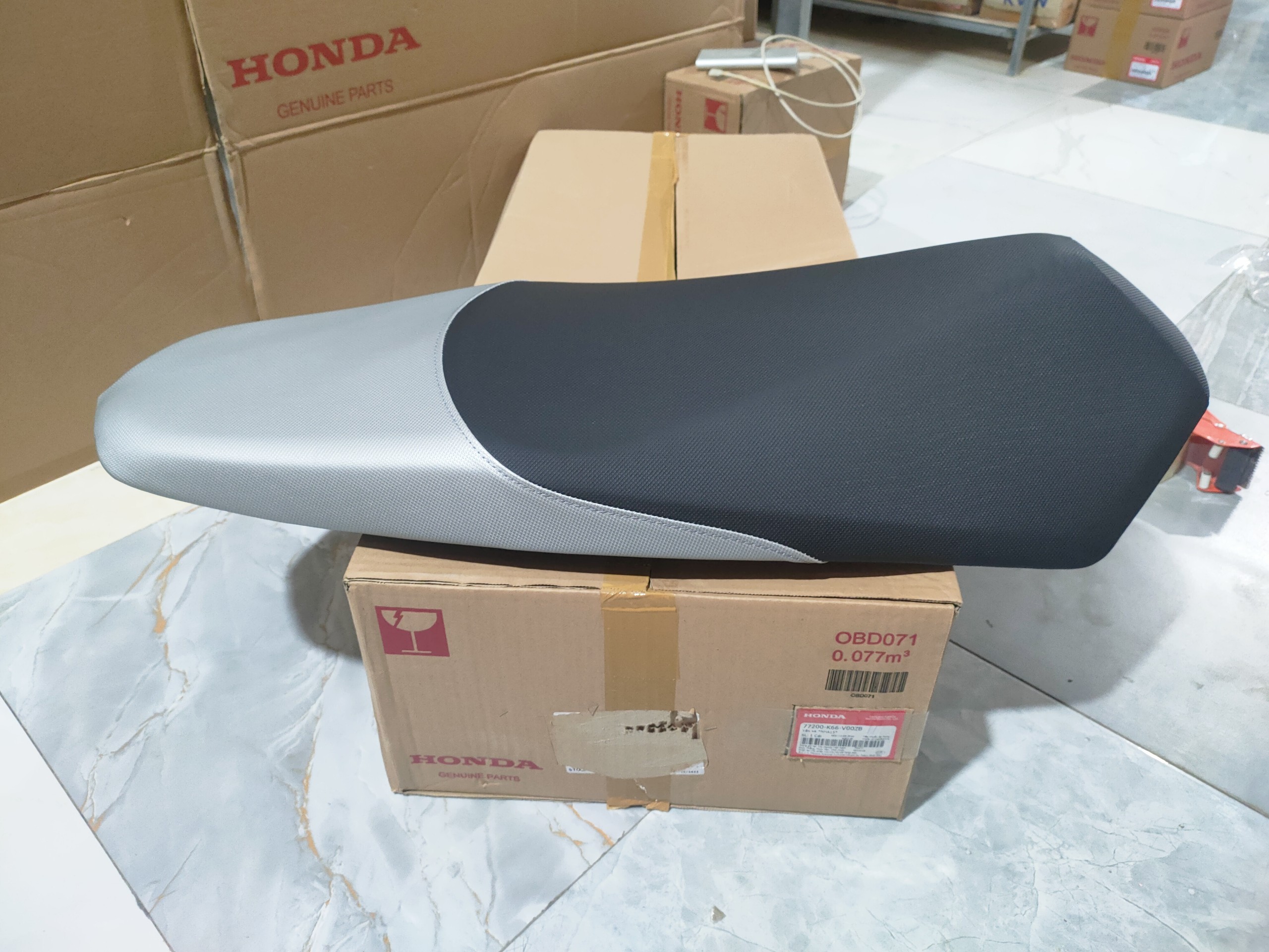 Yên xe Airblade 2016 màu đen đuôi xám trắng