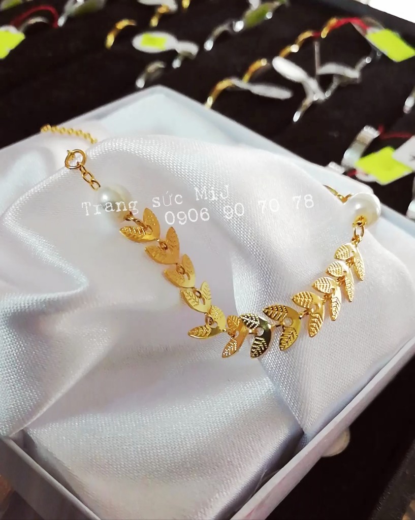 Lắc tay titan chiếc lá mạ vàng