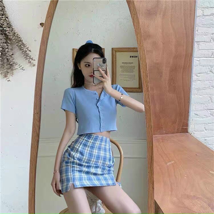 Áo gân croptop cổ tròn phối nút trước cực xinh TTSLA0411