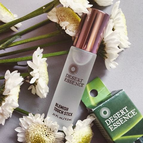 Thanh lăn mụn thảo mộc Desert Essence Blemish Touch Stick