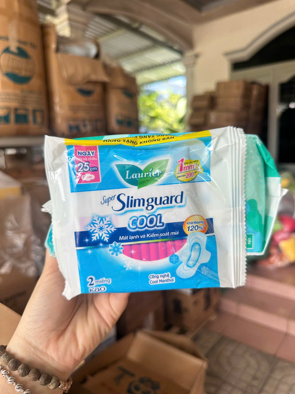 [ MỊN - THẤM HÚT TỐT] Băng vệ sinh Laurier Siêu mỏng 20 miếng/ bịch - Có cánh