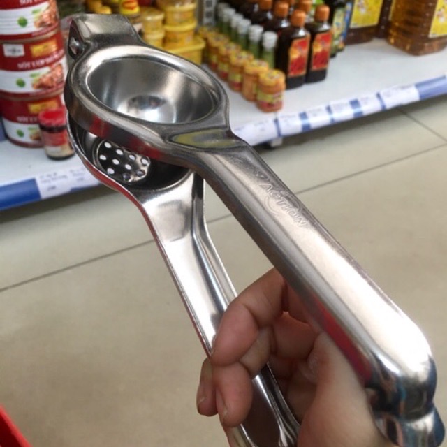 Dụng cụ vắt chanh bằng tay .