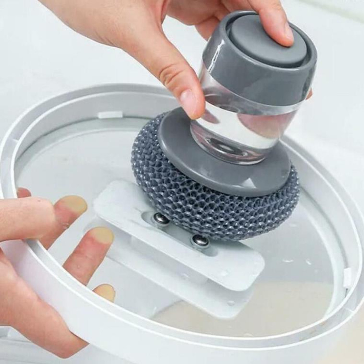 Dụng Cụ Cọ Xong Nồi Kèm Bình Xịt Thông Minh - Tích Hợp Chứa Dầu Rửa Và Nút Nhấn Dầu, Cọ Chùi Rửa Đa Năng Xong Nồi, Gạch Men, Gốm Sứ … (9 x 10 cm)