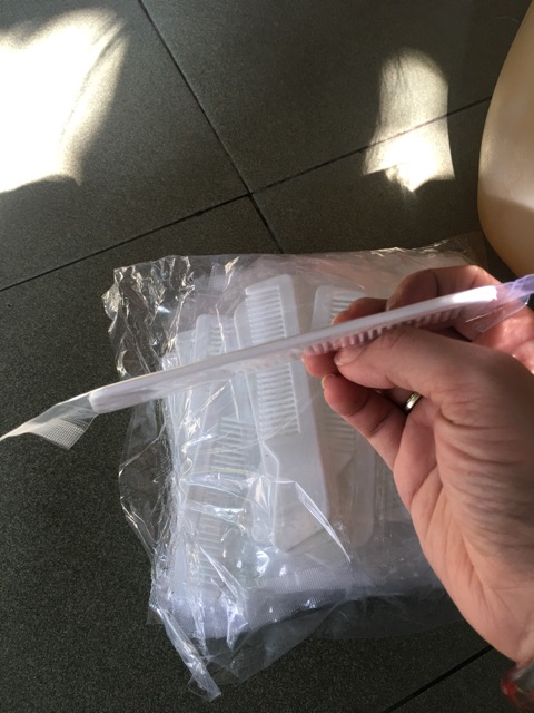 Lược Khách Sạn Giá Rẻ ( 100 Cây/ Bịch)