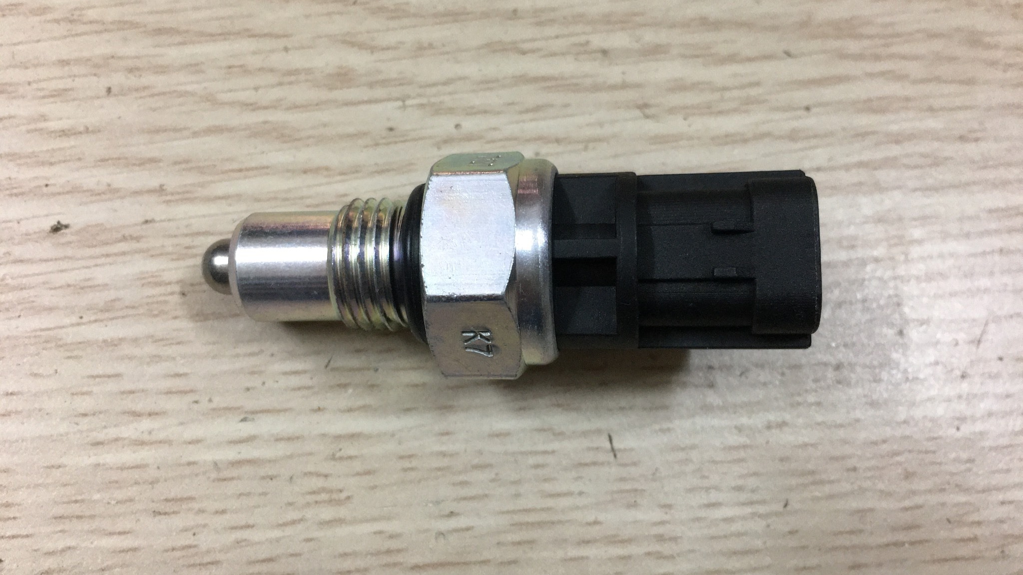 Công tắc báo đèn lùi Suzuki Wagon