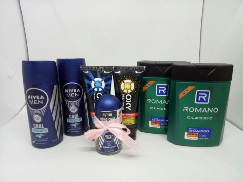 Trọn bộ 7 món dành cho nam gồm : 2 chai Dầu Gội Cao Cấp Cho Nam Romano Classic + 2 chai xịt khử mùi Nivea + 2 tuýt sữa rửa mặt oxy + Tặng 1chai Lăn khử mùi Nivea & 1 túi đựng mỹ phẩm
