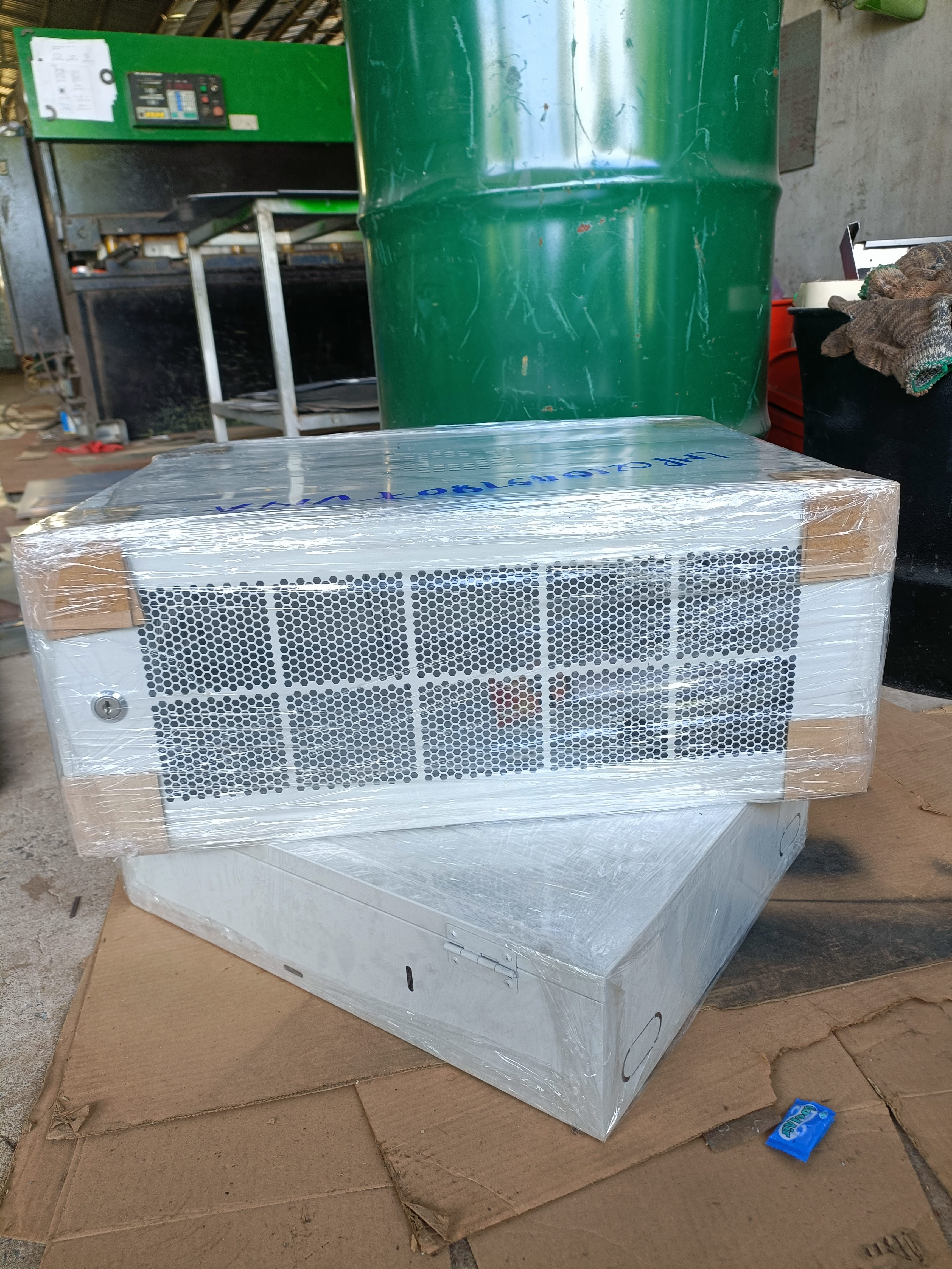 TỦ RACK (TỦ MẠNG) 4U (D400) treo tường (màu xám trắng/màu đen) - mẫu treo tường